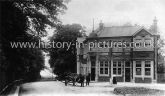The Royal Oak Public House, Hale End Road, Highams Park, Chingford, London. c.1915