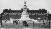 Buckingham Palace & Queen Victoria Memorial. London. c.1915.