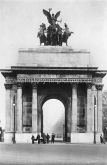 Wellington Arch, Constitucion Hill, London, c.1912.