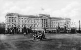 Buckingham Palace, London, c.1910.